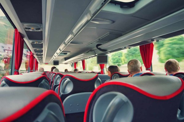 Comment la location de bus avec chauffeur simplifie vos voyages d'association ?